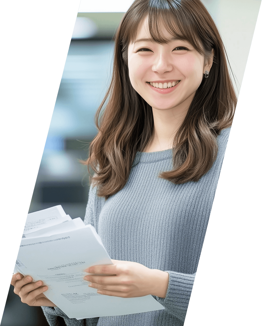 書類を持った女性