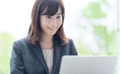 ノートPCを使うビジネスウーマン