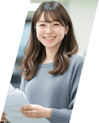 書類を持った女性