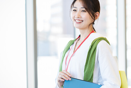 笑顔で仕事をしている女性