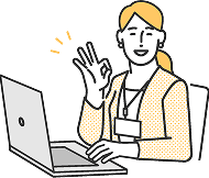PCの前でOKサインをする笑顔の女性（サポート完了）。